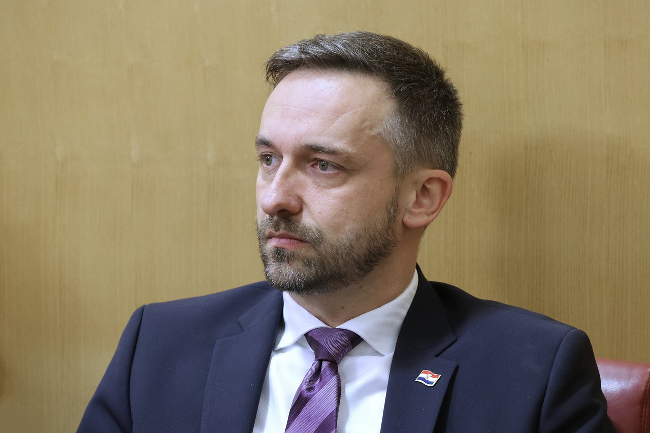 Die Regierung hebt die Vorteile für Arbeitgeber bezüglich der Gesundheitsbeiträge für Jugendliche auf