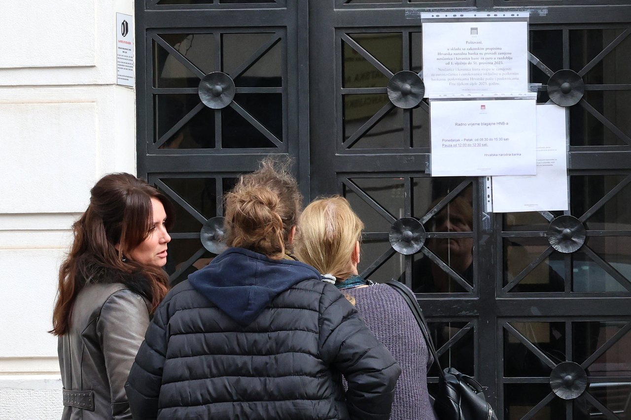 Vor der HNB warten täglich Menschen, um Kuna gegen Euro zu tauschen, über vier Milliarden Kuna sind noch im Umlauf