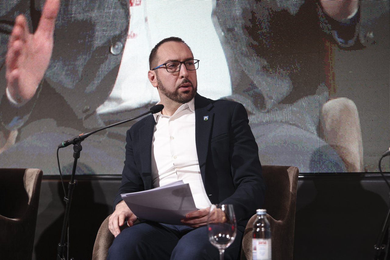 Der Mangel an Bauarbeitern behindert die Stadtentwicklung und sorgt für Spannungen zwischen Tomašević und Hrebak