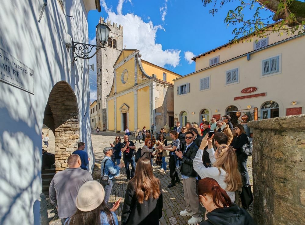 An den Hängen von Motovun wird die Ankunft des Premium-Smartphones HONOR Magic6 Pro gefeiert