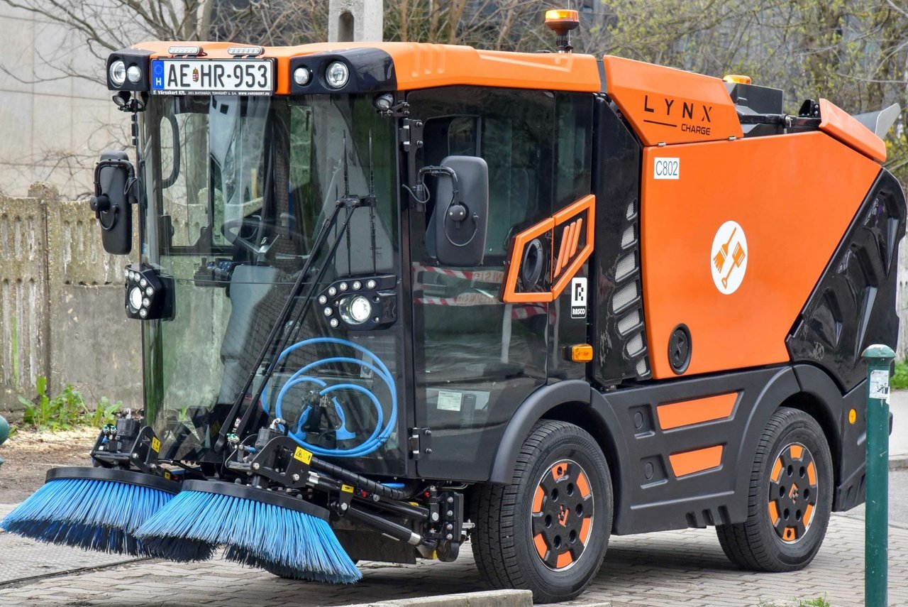 Kroatische Elektro-Straßenkehrmaschinen warten Budapest