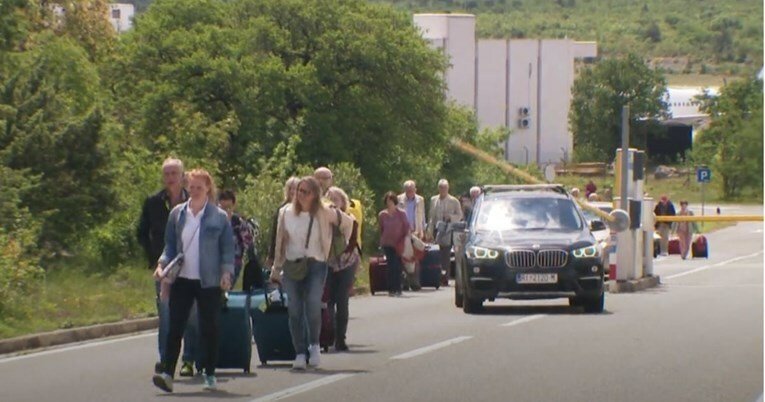 Režirana scena s krčkog aerodroma