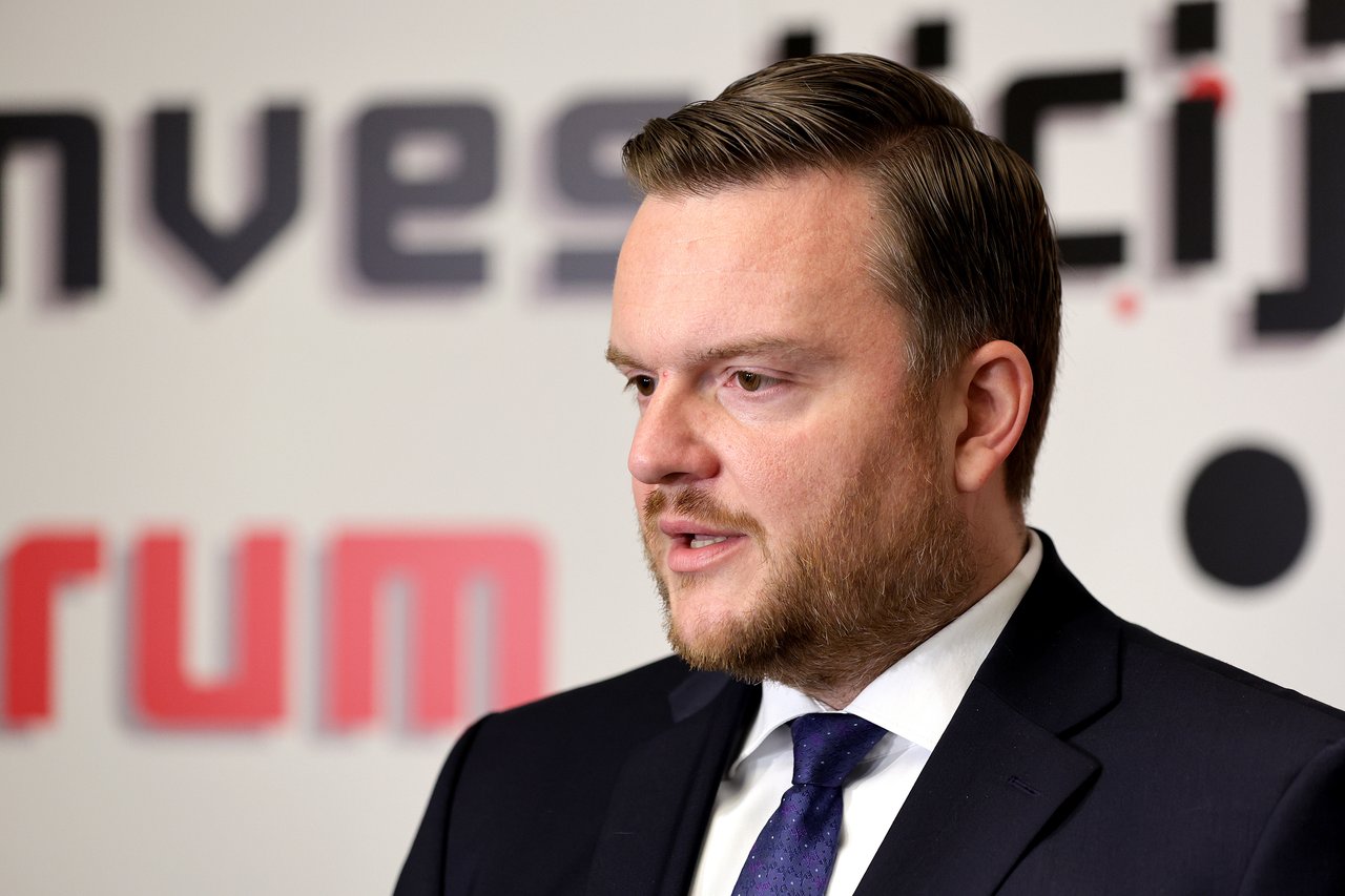 Die Haushalts Einnahmen im ersten Halbjahr 14 Milliarden und Ausgaben 15,1 Milliarden Euro