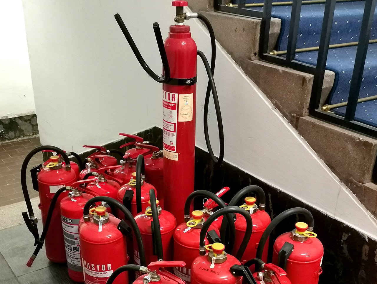 Hersteller von Feuerlöschern als überlegen gegenüber Dienstleistern anerkannt