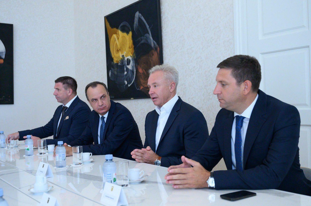 <p>Delegacija MHP-a predvođena Yuriyem Kosyukom s predstavnicima Vlade RH i premijerom Andrejem Plenkovićem</p>