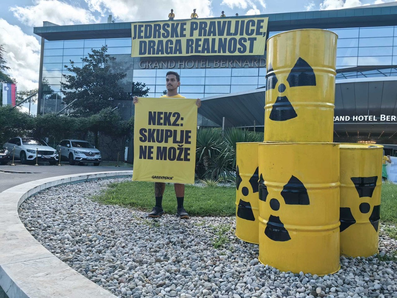 Greenpeace-Aktion gegen NEK2: Nukleare Märchen, teure Realität