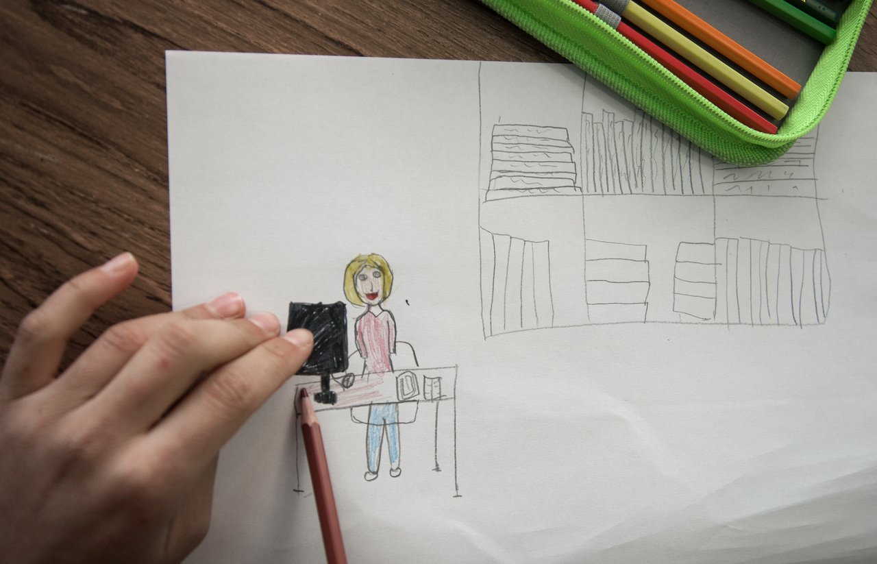 Fünf praktische Tipps für Arbeitgeber: Wie man das Wohlbefinden von Kindern durch Unterstützung für berufstätige Eltern verbessern kann