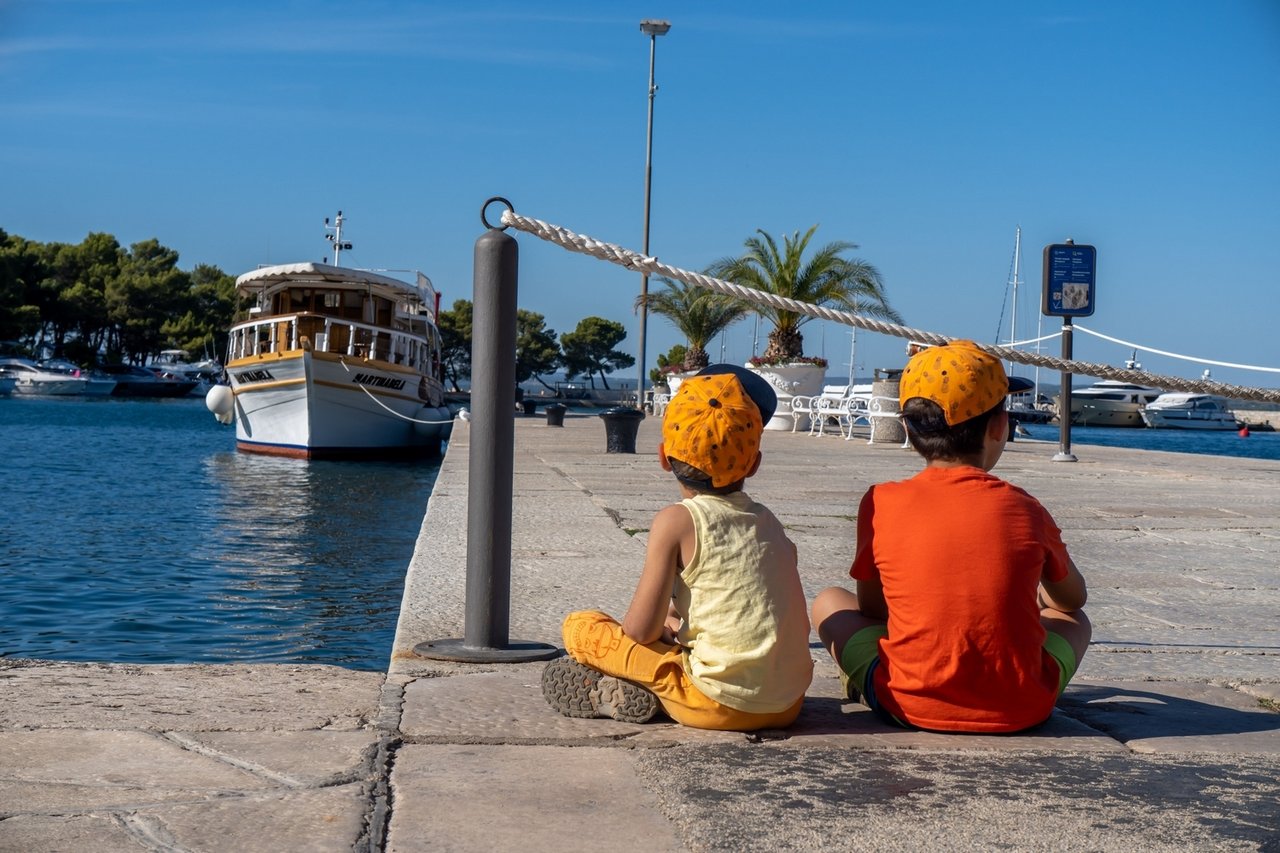 Schockierender Bericht: Lange Sommerferien schaden sowohl Kindern als auch der Wirtschaft!