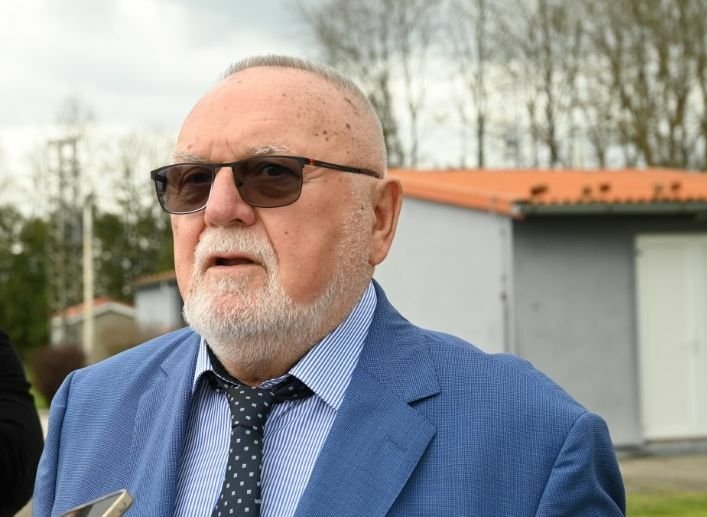 Mit 77 ein neues Unternehmen gegründet, Eigentumsspiele vor der Insolvenz