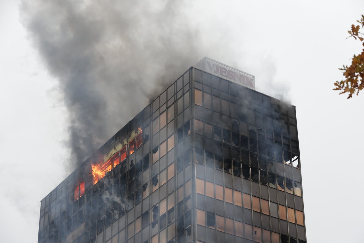 Feuer verzehrt Vjesnik: Brand bricht an mehreren Orten aus, Ursache derzeit unbekannt