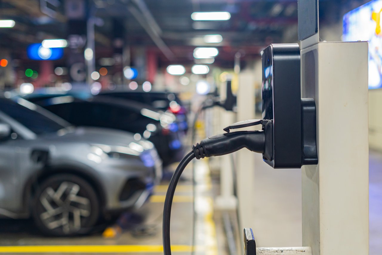 Battery Manufacturers Abandon Electric Vehicles and Turn to AI Centers