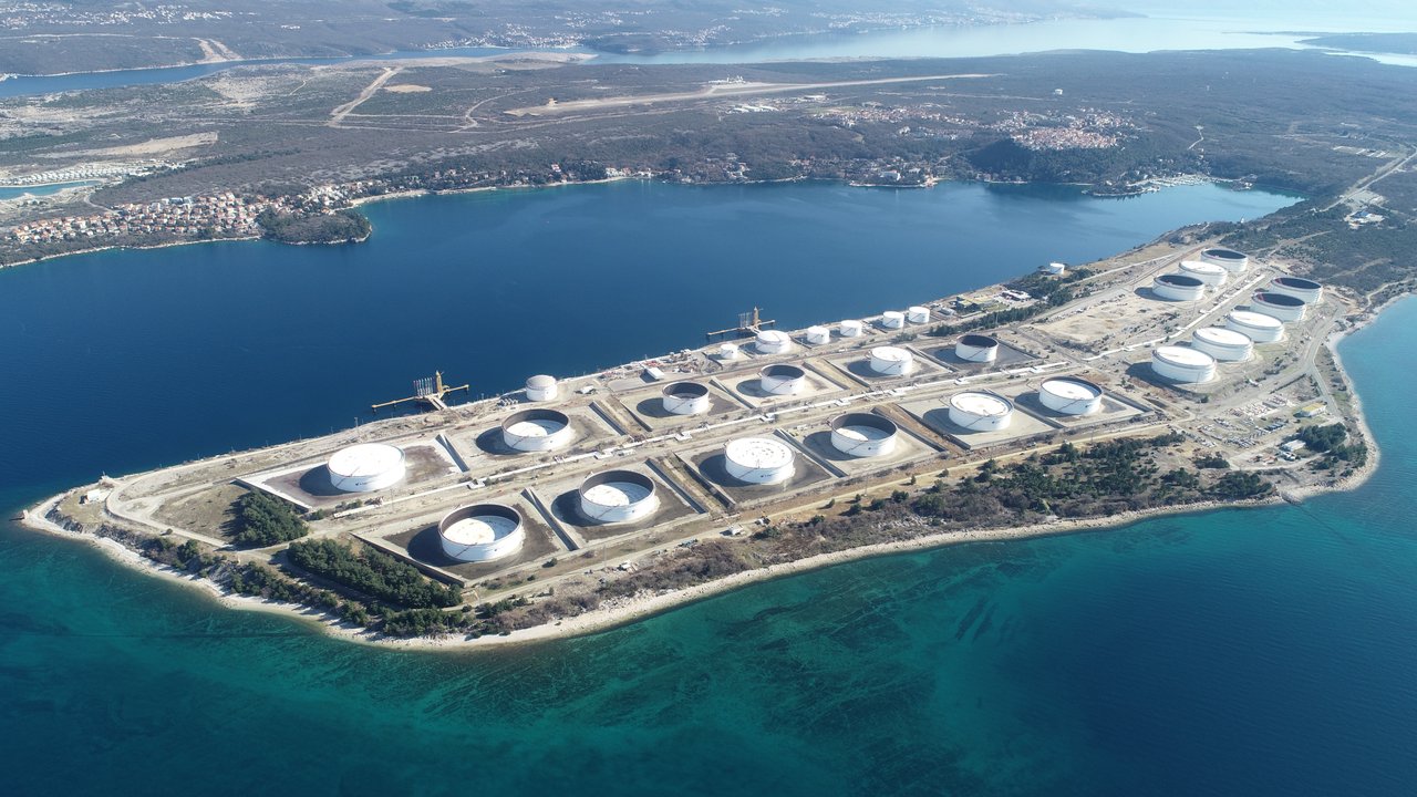 Seven tankers with ‘non-Russian’ oil for Slovakia are already sailing towards Krk