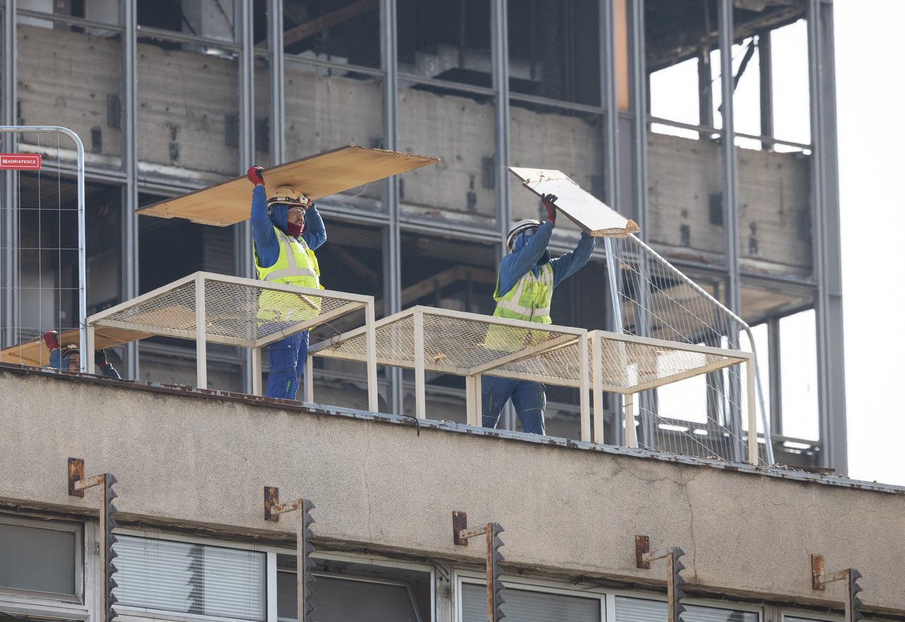 Demolition of Vjesnik Stopped Due to Asbestos on Top of Skyscraper
