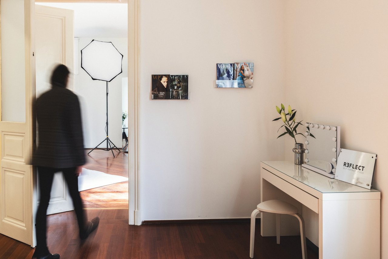 Be Your Own Photographer: The First Studio Where Models Photograph Themselves