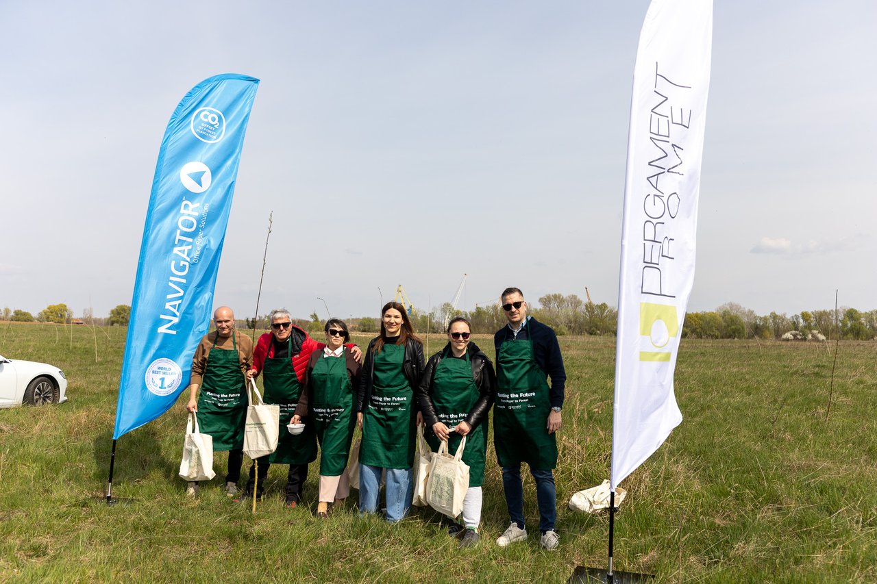 Pergament Promet Drohnen reforesten Vukovar, Menschen pflanzen Eichen von Hand