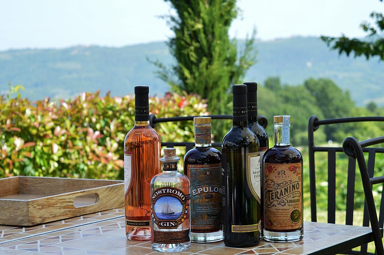Vignoble et Distillerie Rossi : Boissons avec le Sceau de Cinq Générations de Tradition