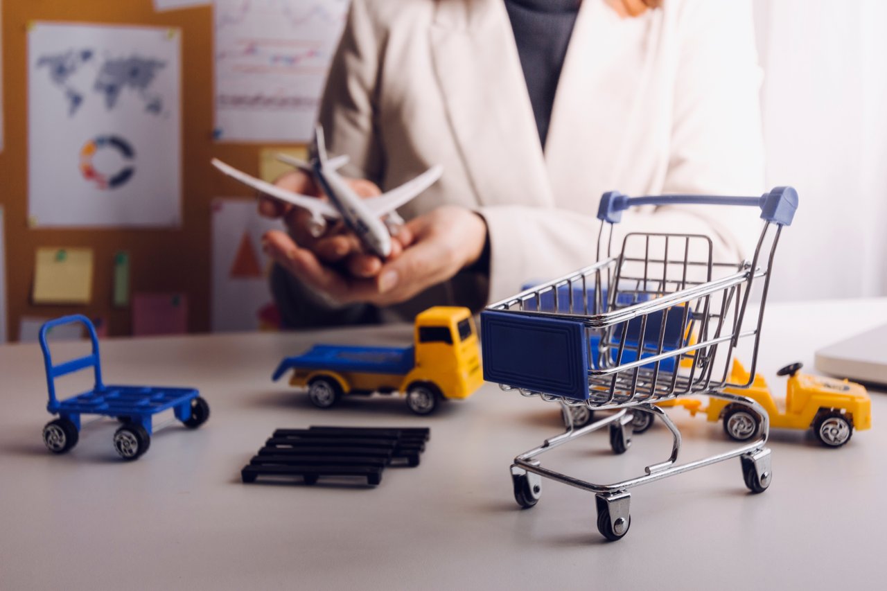 <p>Entrepreneurs Small Business SME Independent men work at home Use smartphones and laptops for commercial checking, online marketing, packing boxes, SME sellers, concept, e-commerce team, online sales</p>