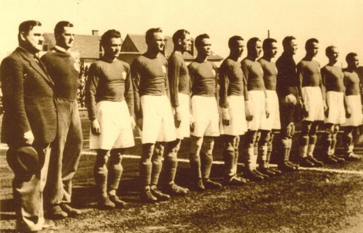 <p>Prva fotografija nogometne reprezentacije: Hrvatska je 2. travnja 1940 u Zagrebu pred 10.000 gledatelja pobijedila Švicarsku sa 4:0. Strijelci su bili Matekalo, Cimermančić (2) i Lešnik  </p>