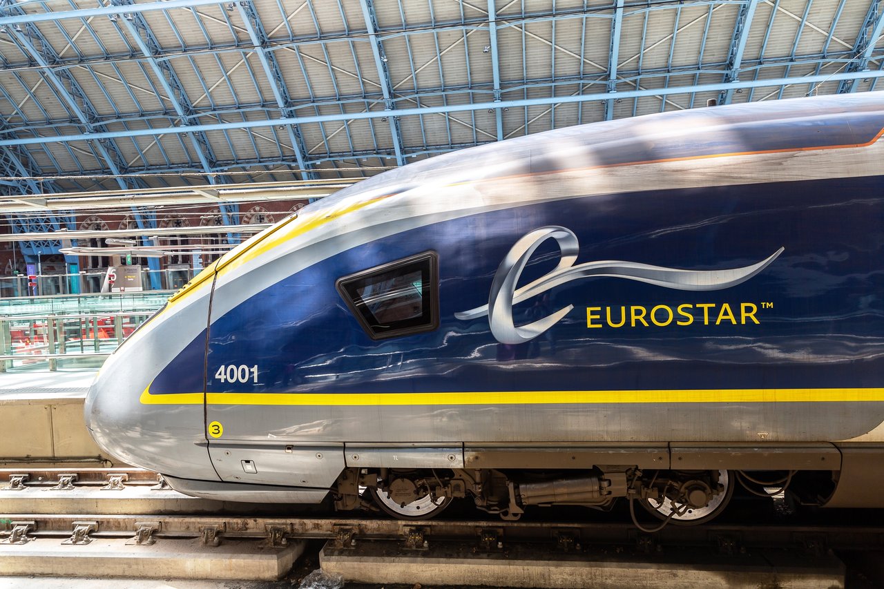 <p>LONDON, UK - JUNE 17, 2022Modern The Eurostar high speed bullet train - connects Paris Gare du Nord and London St. Pancras train station in London, UK</p>